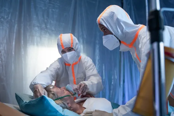 Nurses treating Covid-19 patient